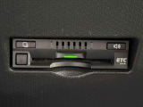 ETCカードを挿入することで高速道路を利用する際の支払いがキャッシュレスになったり、ETCスマートインターチェンジが利用できたり、とても便利なアイテムです!保証は修理保証のみとなります。