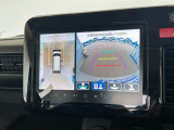 【全方位型モニター】クルマを上空から見下ろしているかのように、直感的に周囲の状況を把握できる全方位型モニター。狭い場所での駐車でも周囲が映像で確認できます。