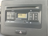 CDやラジオを楽しめるオーディオを搭載。シンプルな操作性で、運転中でも快適に音楽を楽しめます。AUX端子も備え、外部機器との接続も可能です。