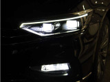 【LEDマトリックスヘッドライト】フロントカメラで対向車や先行車を検知し、32個のLEDを個別に制御。周囲の状況に応じた最適な配光を実現する先進のヘッドライトシステムです。
