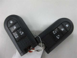 キー操作なしで乗降できるスマートエントリーです。パワースライドドアもリモコンで操作できます。