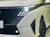 【LEDヘッドライト】悪天候や夜間走行時も良好な視界を確保し安心して運転できる高輝度LEDヘッドライトを装備!点灯速度が早く、消費電力も抑えられています。