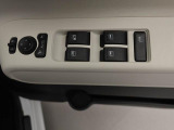 パワーウィンドウのスイッチです。 運転席に居ながら助手席の窓を開け閉めできるので便利ですよ。 ロック機能も付いてるので子供がイタズラして窓を開けるという事もできなくできますよ。