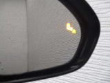 隣車線を走る車両をレーダーで検知し、ドアミラーでは確認しにくい後側方エリアに存在する車両に加え、急接近してくる車両も検知します。車両を検知するとドアミラーに搭載されたLEDインジケーターが点灯します。