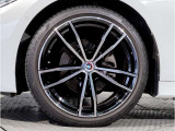 BMWの純正アロイホイールは軽量かつ強度にも優れているホイールで走行性能を引き上げる設計になっております。足元にもBMWは妥協がなくこだわっている個所になります。