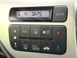 【オートエアコン】一度お好みの温度に設定すれば、車内の温度を検知し風量や温度を自動で調整。暑い&hellip;寒い&hellip;と何度もスイッチ操作をする必要はありません。快適な車内空間には必須の機能ですね♪
