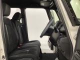 座面も厚みがあり背もたれも高く、広い足元にゆったり座れるシートです。運転席と助手席の間が空いている為、助手席側への移動がスムーズです。交通量の多い道でも助手席側から乗り降りができます。