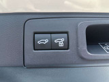 パワーバックドアです。荷物を持っていても、ボタンを押すだけで簡単に開閉ができます。