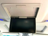【12.8型フリップダウン】大画面モニターで後席でもエンタメをお楽しみいただけます。家族や友人とお出かけする機会が多い方に大人気です♪