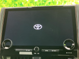 大型ディスプレイが、運転に必要な情報を分かりやすく表示。直感的な操作で、快適なドライブをサポートします。