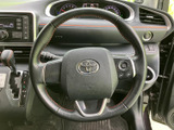 握りやすいステアリングは、運転の楽しさを高めます。操作性にも優れており、スムーズなドライビングをサポートします。長距離運転でも疲れにくい設計です。