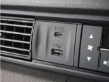 ◆USB接続端子◆スマホやiPodなどを接続して、いつもの音楽を車内でもお楽しみいただけます♪