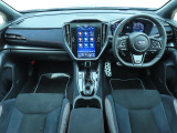 ■視界良好で運転しやすいコックピットです。シンプルで操作性の良いインパネ回りにデザインされ、SUBARUは安全性能に徹底的にまでこだわった視界設計を行っています。