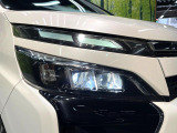 【LEDヘッドライト】悪天候や夜間走行時も良好な視界を確保し安心して運転できる高輝度LEDヘッドライトを装備!点灯速度が早く、消費電力も抑えられています。