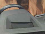 【ヘッドアップディスプレイ】現在の車速表示や目的地へのルート案内やメディア関連のリストを表示する事が可能です。視線移動を減らす事によりドライブに集中して頂けます。