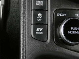 EVモードスイッチが付いています。早朝・深夜の住宅街や屋内駐車場などで、騒音や排気ガスを気にすることなく走行できます♪