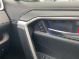両側パワースライドドアを採用しており、運転席から簡単に開閉操作が可能です。駐車場や狭い場所でも扱いやすく、乗車時・降車時の負担を軽減します。