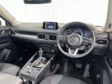 運転席まわりです。 各操作スイッチは使いやすい位置に配置されてます。