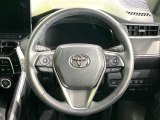 インテリアに合わせたデザインのステアリングは、運転される方のことも考え、運転しやすい形状、大きさです。是非一度、実際に触ってお確かめください。