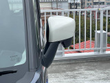 狭い駐車場でも安心。スイッチ操作だけでドアミラーの格納展開が可能。電動格納式リモコンドアミラー!