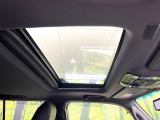【サンルーフ】開放感たっぷりの希少装備、サンルーフが装着されています!車内に明かりを取り入れたり景色を楽しむ以外にも、車内の空気も簡単に換気できて快適です!