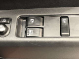 パワーウィンドには、子供がスイッチを押しても窓を開けることができないように、ロック機能も付いています。手を出したりすることを防ぐことができるので安心です。