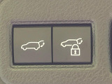 【パワーバックドア】スマートキーや運転席のボタンを押すだけでリアゲートが自動で開閉します!荷物を持っている時や、高い位置にあるバックドアを閉める際に便利な機能です♪