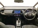 車内は光触媒抗菌消臭施工済です。インパネ周りはスタイリッシュなデザインで機能や装備も充実しています。グローブボックスやカップホルダーのほかにトレーなどたくさんの収納スペースが付いています。