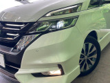 【LEDヘッドライト】悪天候や夜間走行時も良好な視界を確保し安心して運転できる高輝度LEDヘッドライトを装備!点灯速度が早く、消費電力も抑えられています。