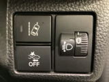 ハンドルの右側にはヘットライトリベライザーとHondaセンシング用のメインスイッチがついています。ヘッドライトリベライザーは道路状況や積荷の加重に応じてライトの高さを調節できます。