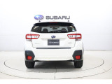 SUBARUリヤビークルディテクションを搭載。後方から接近する車両を検知し、ドアミラーのLEDインジケーターで注意を促します。車線変更や後退時の安全確認をサポートし、安心感の高いドライブを実現します。