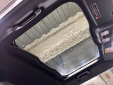 【ガラスルーフ】ガラスルーフ搭載で車内の解放感が一気にアップ!開放的なドライブをお楽しみいただけます。