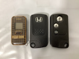 スマートキー付きですからドアロックの開閉およびエンジンスタートが楽々です。電動スライドドアの開け閉めもボタンで操作できます。加えて、リモコンエンジンスターター用の操作キー(社外品)もついています。
