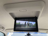 後席用モニターが付いております。同乗者の方が飽きなくドライブがお楽しみいただけます。
