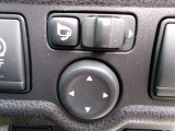 電動格納式ミラーなので、対向車などとのすれ違い時にも便利です。
