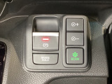 セレクトレバーの右に電子制御パーキングブレーキがあります。スイッチひとつで、停車した地点の傾斜などをシステムが検知・判断してブレーキ力を自動的に制御し、しっかり停車できるパーキングシステムです。
