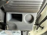 運転席側インパネには、小銭や鍵などを一時的に置ける小物収納スペースを装備♪