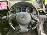 握りやすいステアリングは、運転の楽しさを向上させます。操作性にも優れ、快適なドライビングをサポートします。
