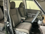 運転席は、大きな座面と包み込むような背もたれがドライバーの身体全体をしっかり支えます。上質なシート素材と座り心地のよいクッションを採用し、長時間の運転やコーナーの多い道も快適です。
