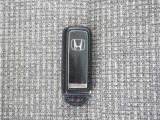 ◆スマートキー◆カギをバッグやポケットに入れたままでもドアロックの開閉ができる『スマートキー』付き!雨天や暗くなってもカギを取り出す必要がなくドアの開錠&エンジンも始動できます