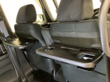 運転席・助手席の背もたれには、2列目シート用にカップホルダー付きの「格納式のシートバックテーブル」を装備しています。休憩時のちょっとした時間などカップを置いたり、小物置きに使えて便利です。