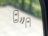 【ブラインドスポットワーニング】走行中、ドアミラーの死角になりやすい箇所に後続車が接近するとサイドミラー付近に警告を表示、ドライバーに注意喚起をしてくれます。