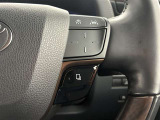 前方の車との車間を設定し、スピードを上げたり緩めたりを自動で行ってくれる追尾式の「レーダークルーズ」。上級装備の一つです!高級車にしかつかない嬉しい機能です。