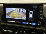 リバースギアに入れるだけで後方の表示へ切り替わります。夜間や雨の日の駐車も楽になりますよ。
