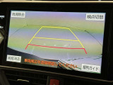 後方の見える安心をお届けするバックガイドモニター付:バックするときのアシストラインもあって楽々バック!車庫入れや縦列駐車をサポートし、苦手な駐車も安心です!今やもう手放せない装備ですネ♪