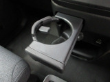 運転席からも助手席からも使いやすい位置に引き出し式ドリンクホルダーを配置しています。