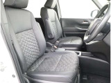 見えないところまで徹底洗浄!中古車をキレイで気持ちよくお乗りいただけるよう、トヨタ認定中古車はしっかりクリーニング。エンジンルームやシートを外した洗浄まで目に見えないところまで徹底的に洗浄しています。