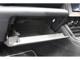 車検証ケースや取扱説明書は助手席の大型グローブボックスに収納可能。