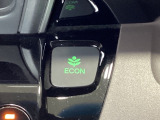 ECON モードをON にするとアクセルペダルの動きに対するエンジンの反応とエアコンの制御を切り換えることで、燃費のいい運転をするドライバーがペダルを踏んだ時と同じようにエンジンを制御します。