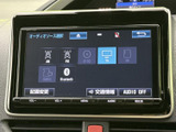 高音質で音楽を楽しめるオーディオシステム。お気に入りのアーティストの楽曲を車内で堪能できます。ドライブの時間をより快適に演出してくれます。